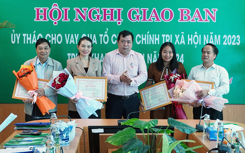 Đại diện lãnh đạo NHCSXH-Chi nhánh Quảng Bình trao giấy khen cho các tổ chức CT-XH có thành tích xuất sắc trong hoạt động uỷ thác vốn vay.