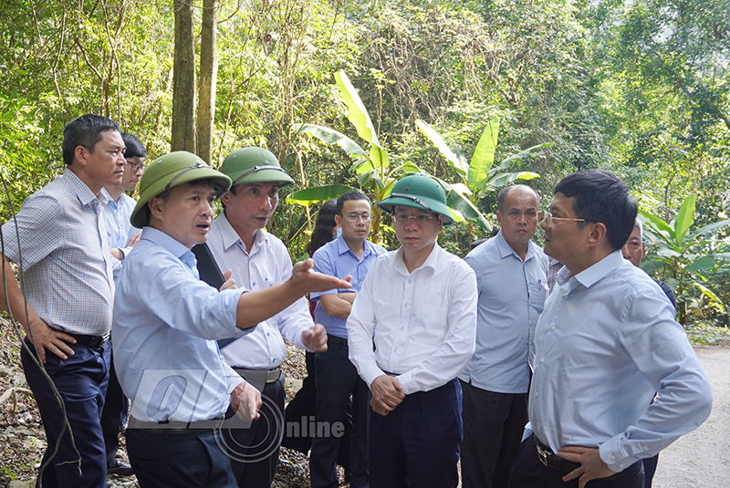 Đồng chí Phó Chủ tịch UBND tỉnh Phan Mạnh Hùng kiểm tra địa điểm cần hạ độ cao và mở rộng mặt đường của dự án nâng cấp, mở rộng đường tỉnh 562.