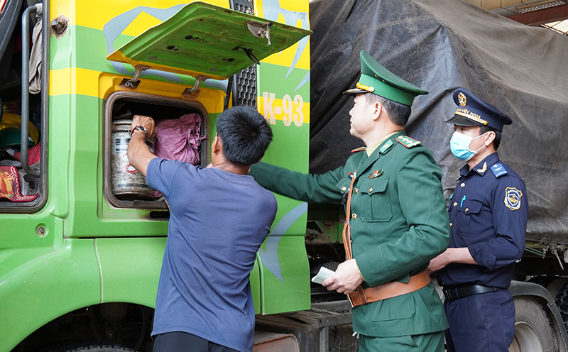 Cán bộ, chiến sĩ Đồn Biên phòng cửa khẩu quốc tế Cha Lo kiểm tra, kiểm soát phương tiện, hàng hóa qua cửa khẩu.