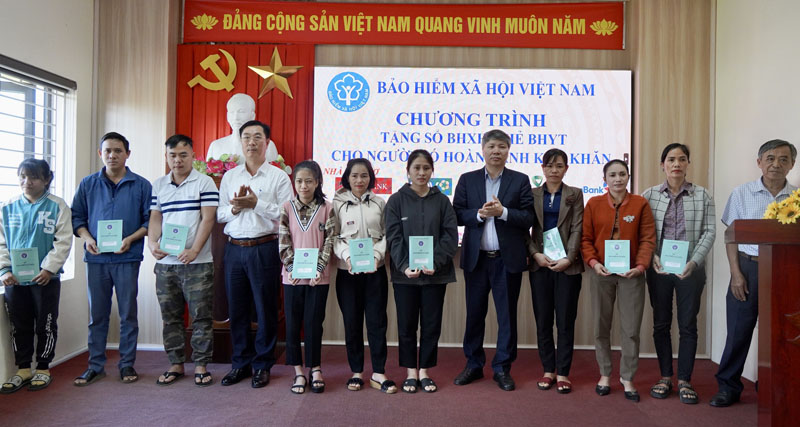 10 hộ dân khó khăn trên địa bàn huyện Quảng Ninh đã được trao tặng sổ BHXH.