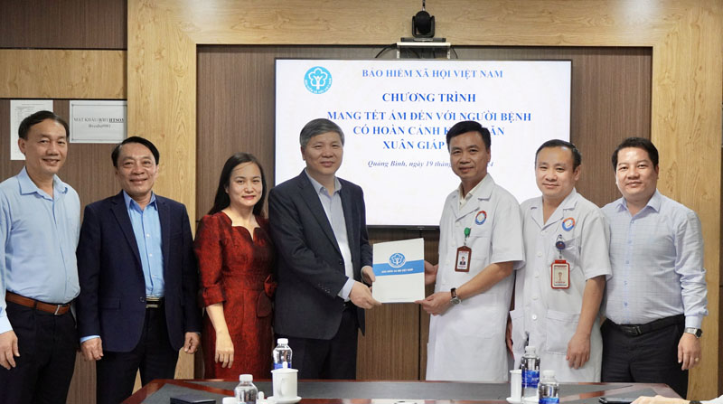 Phó Tổng giám đốc BHXH Việt Nam Nguyễn Đức Hoà trao hỗ trợ bệnh nhân nghèo đang điều trị tại Bệnh viện Việt Nam-Cuba Đồng Hới.