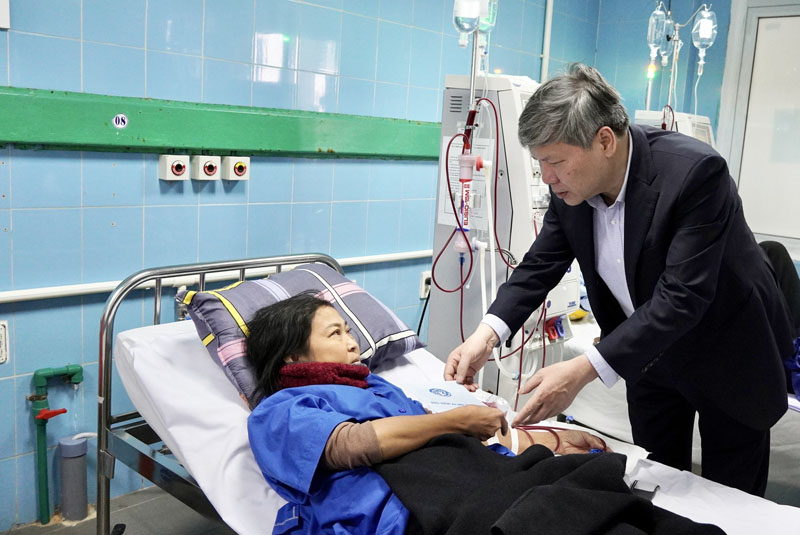 Phó Tổng giám đốc BHXH Việt Nam Nguyễn Đức Hoà trao hỗ trợ bệnh nhân nghèo đang điều trị tại Bệnh viện Việt Nam-Cuba Đồng Hới.