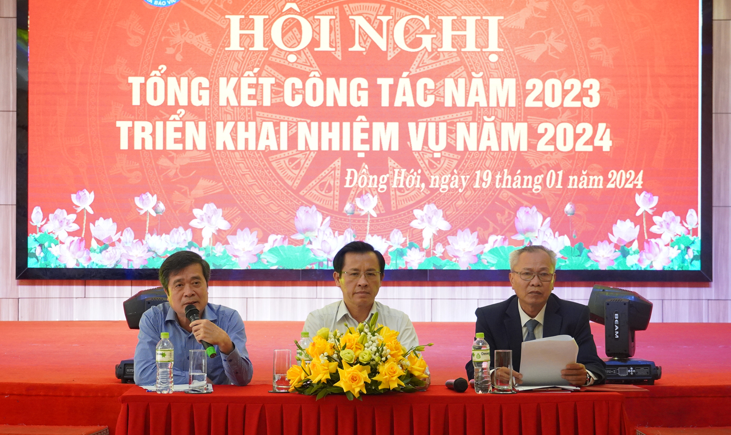 Nhà báo Tùng Lâm, Phó Chủ tịch Hội Nhà báo tỉnh chủ trì thảo luận.