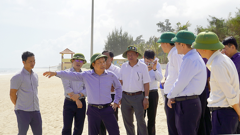 Đồng chí Bí thư Tỉnh ủy Vũ Đại Thắng đề nghị các sở, ngành và TP. Đồng Hới khẩn trương triển khai các giải pháp bảo vệ đồng thời báo cáo UBND tỉnh và các bộ về thực trạng xâm lấn bờ biển tại Bảo Ninh