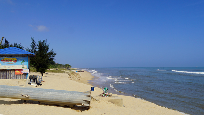 Sạt lở ăn sâu vào bãi biển