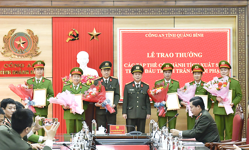 Đồng chí đại tá Nguyễn Hữu Hợp, Giám đốc Công an tỉnh trao thưởng cho các đơn vị.