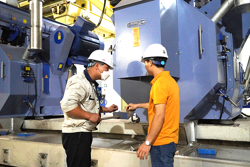 Công nhân kiểm tra chất lượng sản phẩm viên nén năng lượng tại Nhà máy sản xuất viên nén gỗ của Công ty CP Dũng Nguyệt Anh Quảng Bình.