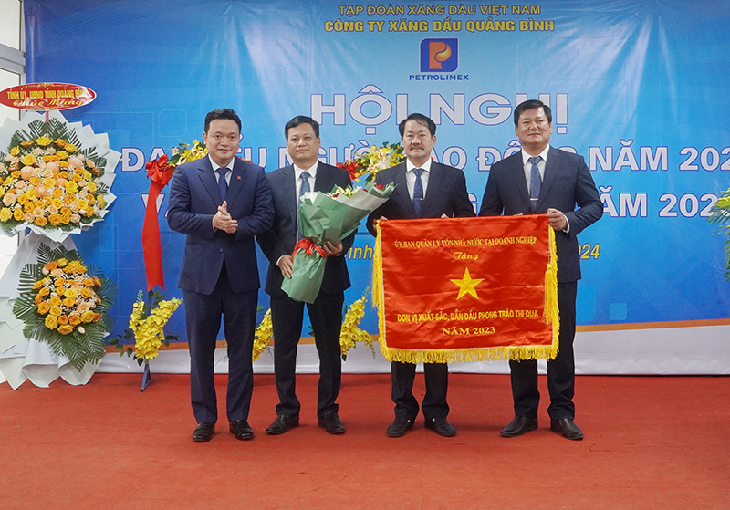 Lãnh đạo Tập đoàn Xăng dầu Việt Nam trao cờ thi đua của Ủy ban Quản lý vốn Nhà nước tại Doanh nghiệp cho Công ty Xăng dầu Quảng Bình vì đã có thành tích xuất sắc, dẫn đầu phong trào thi đua năm 2023.