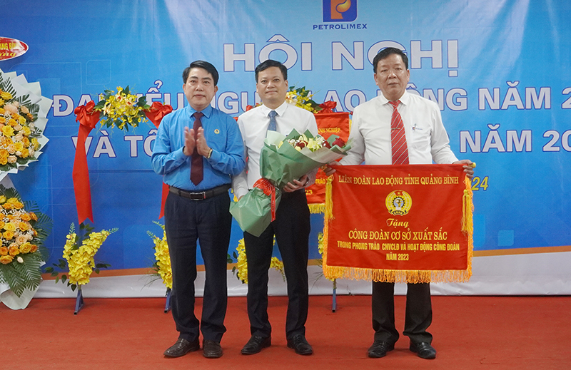 Lãnh đạo Liên đoàn Lao động tỉnh Quảng Bình tặng cờ thi đua Công đoàn cơ sở xuất sắc trong phong trào công nhân viên chức lao động và hoạt động công đoàn năm 2023 cho Công ty Xăng dầu Quảng Bình.