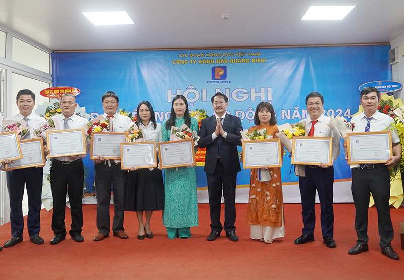 Lãnh đạo Công ty Xăng dầu Quảng Bình trao thưởng cho các tập thể vì đã có thành tích hoàn thành xuất nhiệm vụ công tác năm 2023.