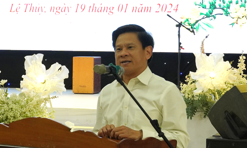 Đồng chí Bí thư Huyện ủy, Chủ tịch HĐND huyện Lệ Thủy Lê Vĩnh Thế phát biểu tại buổi gặp mặt.