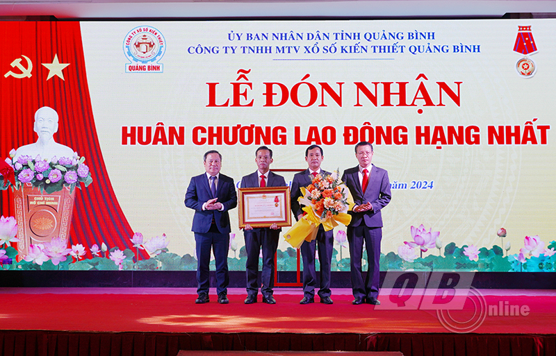 Thừa ủy quyền của Chủ tịch nước, đồng chí Bí thư Tỉnh ủy Vũ Đại Thắng trao Huân chương Lao động hạng Nhất cho Công ty SXKT Quảng Bình.