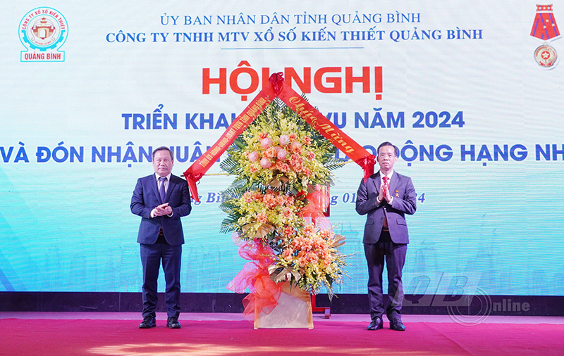 Đồng chí Bí thư Tỉnh ủy Vũ Đại Thắng tặng lẵng hoa của Tỉnh ủy, HĐND, UBND, Ủy ban MTTQVN tỉnh cho Công ty SXKT Quảng Bình.