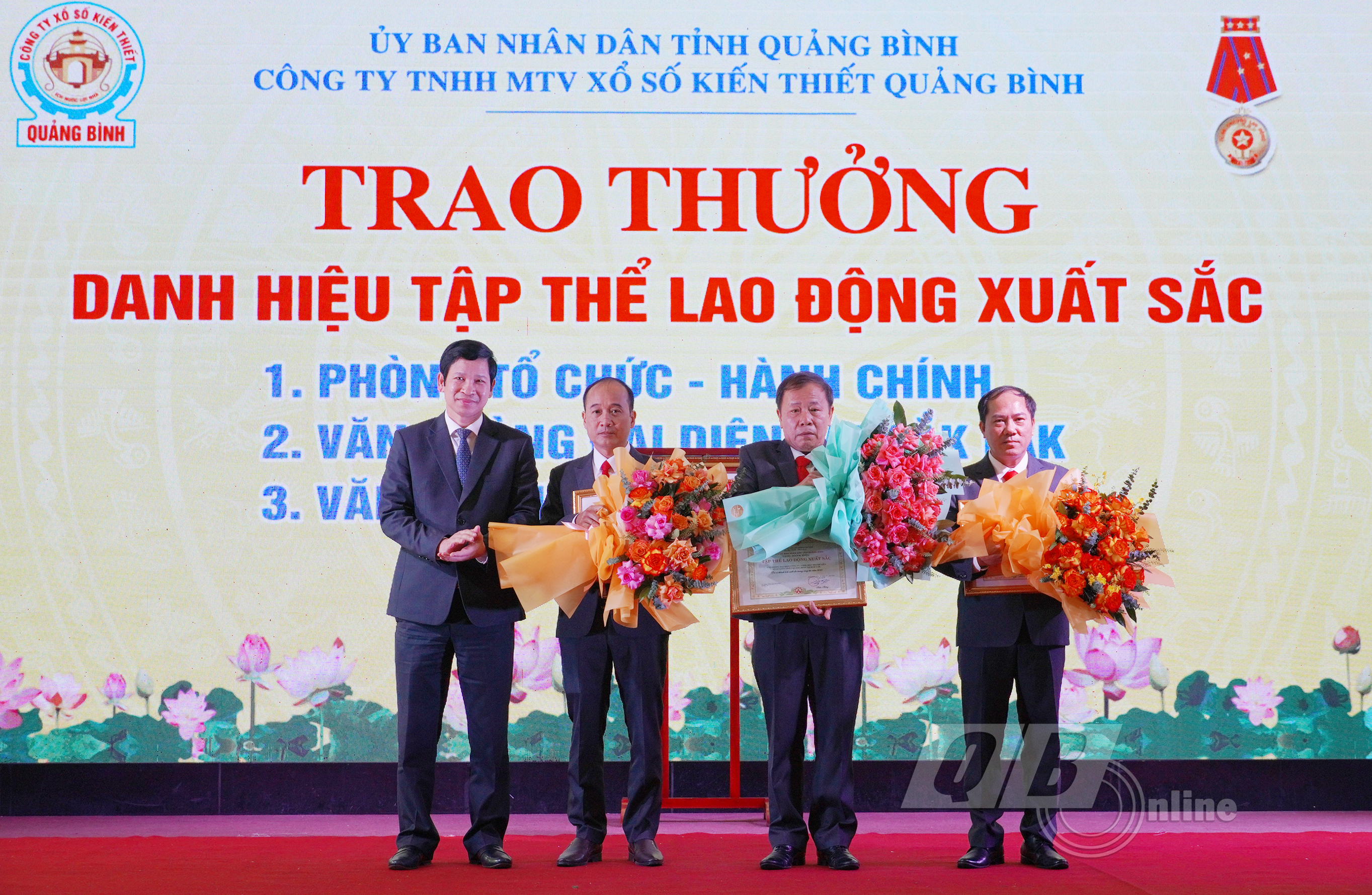 Đồng chí Phó Chủ tịch UBND tỉnh Hồ An Phong trao tặng danh hiệu Tập thể lao động xuất sắc của Chủ tịch UBND tỉnh cho các đơn vị thuộc Công ty SXKT Quảng Bình.