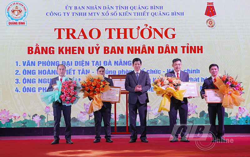 Đồng chí Phó Chủ tịch UBND tỉnh Hồ An Phong trao tặng bằng khen của Chủ tịch UBND tỉnh cho các tập thể, cá nhân thuộc Công ty SXKT Quảng Bình.
