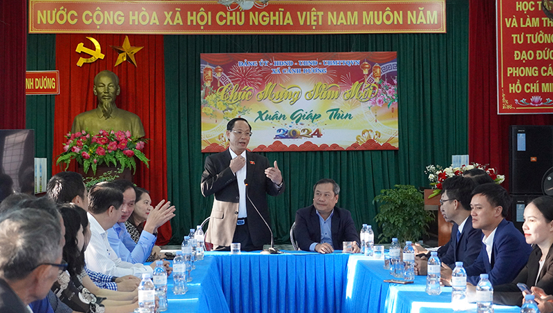 Phó Chủ tịch Quốc hội Trần Quang Phương trò chuyện với cán bộ và nhân dân xã Cảnh Dương (huyện Quảng Trạch)