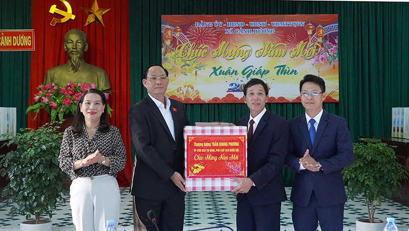 Phó Chủ tịch Quốc hội Trần Quang Phương và vợ tặng quà cho xã Cảnh Dương (huyện Quảng Trạch)