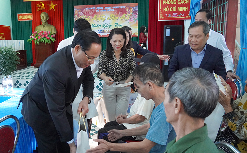 Đồng chí Phó Chủ tịch Quốc hội Trần Quang Phương tặng quà cho các hộ có hoàn cảnh khó khăn