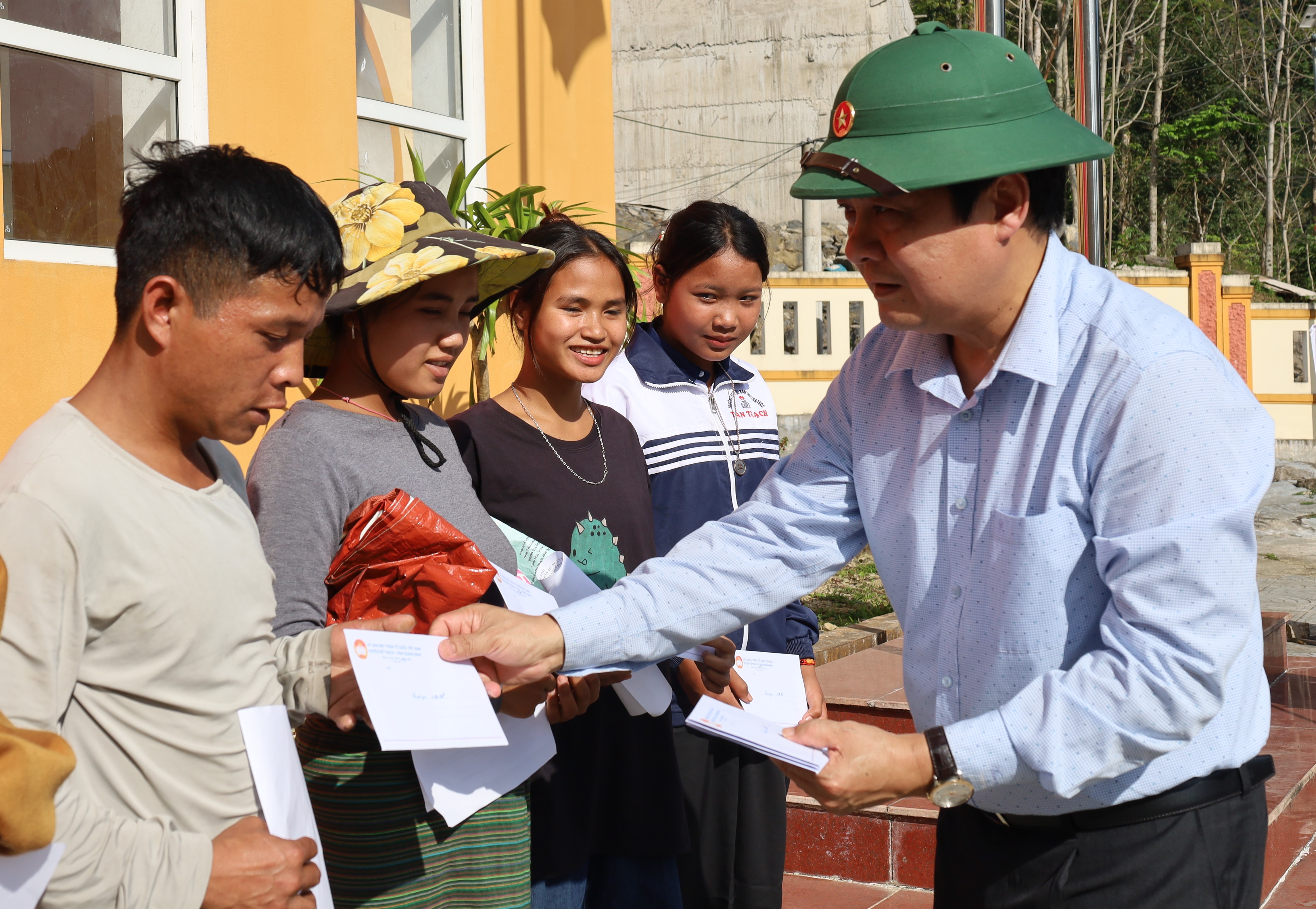 Đồng chí Bí thư Huyện ủy Bố Trạch Lê Công Toán trao quà cho hộ có hoàn cảnh khó khăn tại xã Tân Trạch. 