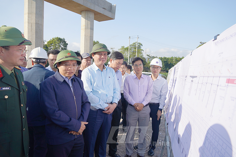 Bộ trưởng Bộ GTVT Nguyễn Văn Thắng kiểm tra thực địa tại công trình cầu Long Đại (huyện Quảng Ninh).