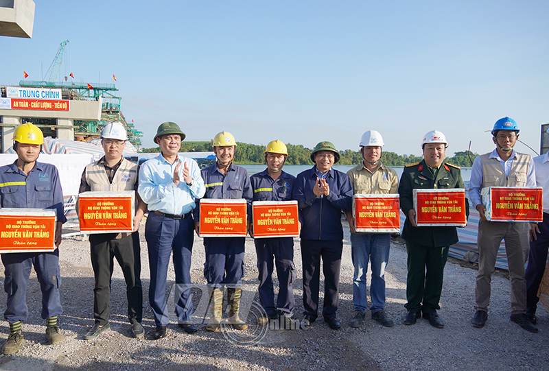 Bộ trưởng Bộ GTVT Nguyễn Văn Thắng tặng quà động viên các đơn vị thi công tại công trình cầu Long Đại (huyện Quảng Ninh).