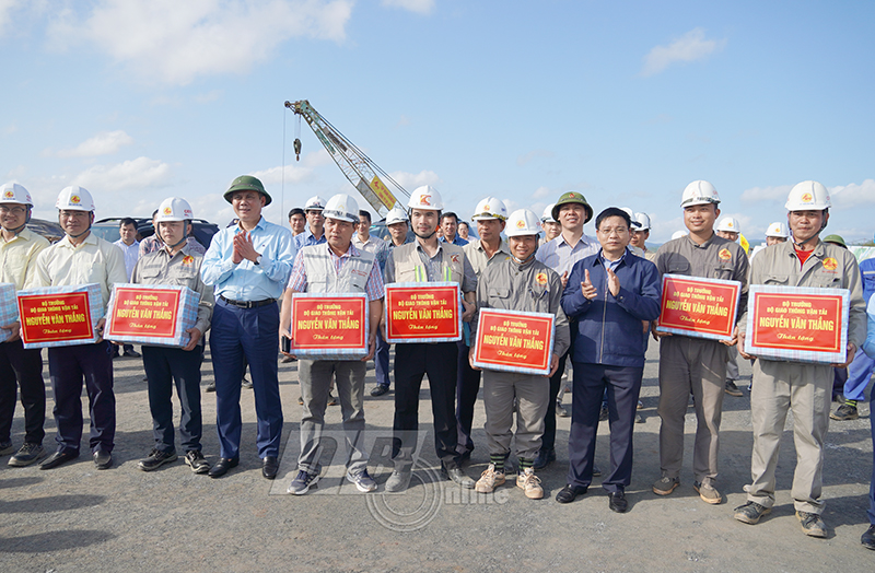 Bộ trưởng Bộ GTVT Nguyễn Văn Thắng tặng quà động viên các đơn vị thi công tại  nút giao thị trấn Nông trường Việt Trung (huyện Bố Trạch).