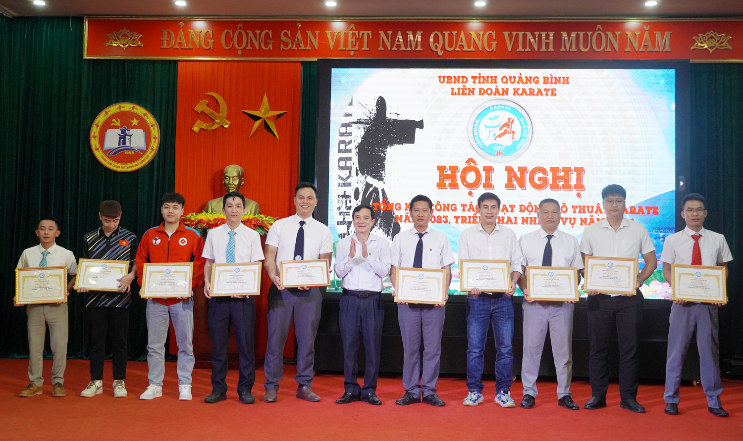 Phó Giám đốc Sở Văn hóa - Thể thao Hà Quốc Phong trao giấy khen cho các tập thể có thành tích xuất sắc trong huấn luyện và thi đấu năm 2023.
