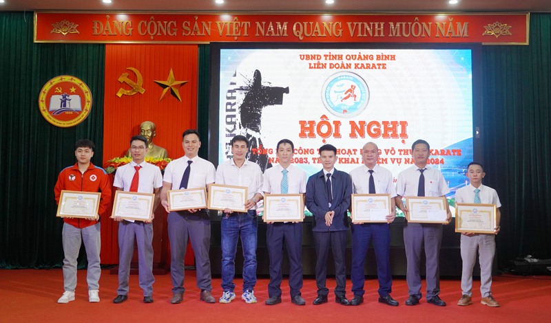 Chủ tịch Liên đoàn Karate Quảng Bình Phạm Sắc Long trao giấy khen cho các huấn luyện viên có thành tích xuất sắc.