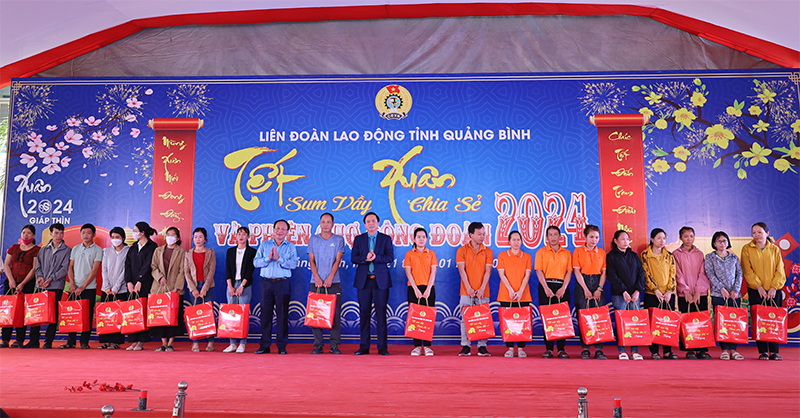 Đồng chí Phó Bí thư Thường trực Tỉnh ủy Trần Hải Châu và lãnh đạo LĐLĐ tỉnh trao quà Tết cho ĐV, NLĐ có hoàn cảnh khó khăn.