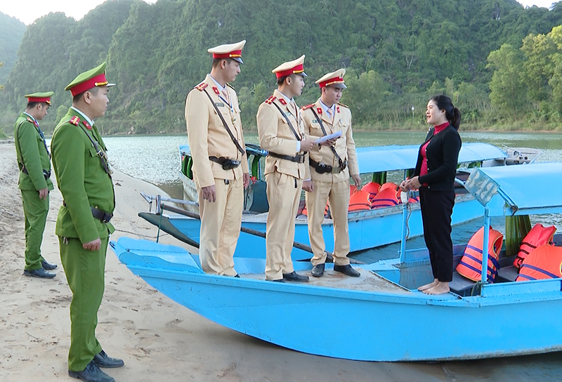 Công tác tuyên truyền, nâng cao ý thức chấp hành các quy định về TTATGT của người dân được lực lượng Công an huyện Bố Trạch quan tâm thực hiện.