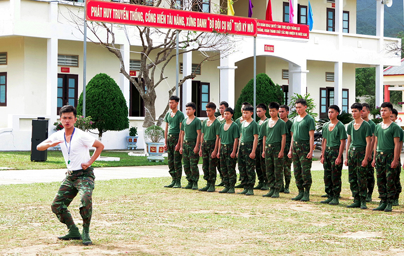 Trung úy Hà Đức Thuận thực hành các động tác võ thuật tại lớp tập huấn cán bộ phân đội năm 2024.