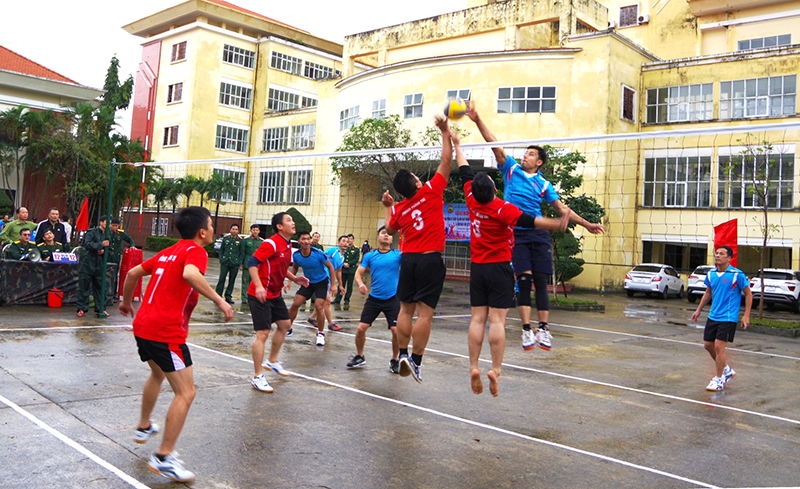 Pha tranh bóng quyết liệt giữa đội tuyển Phòng Chính trị và Phòng Kỹ thuật tại Giải bóng chuyền chào mừng kỷ niệm 79 năm Ngày thành lập Quân đội nhân dân Việt Nam.