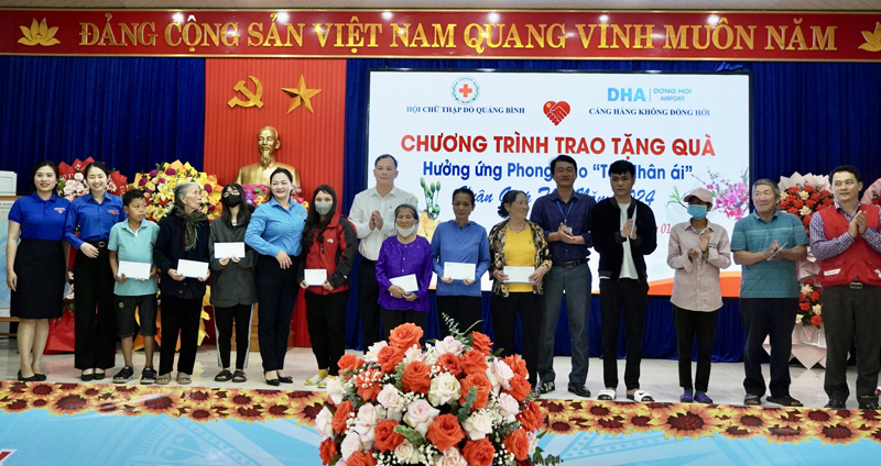 Nhiều người dân hoàn cảnh khó khăn xã Lộc Ninh được nhận quà Tết sớm từ chương trình  