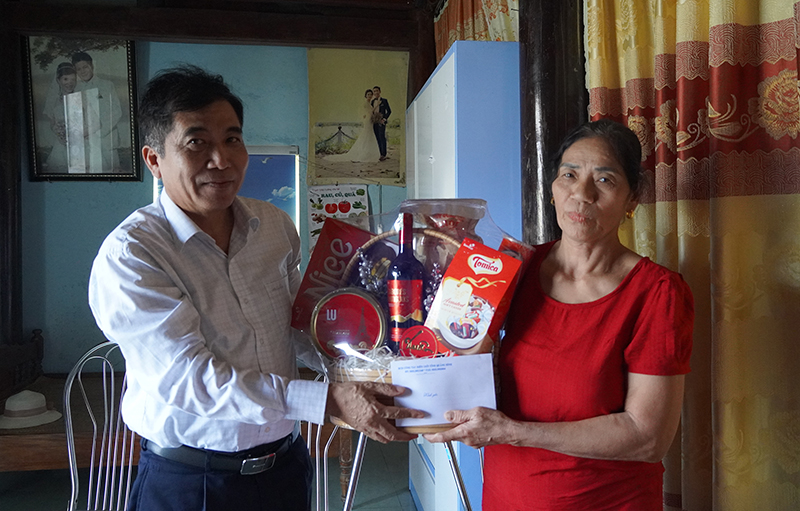 Đồng chí Phó Chủ tịch Thường trực UBND tỉnh Đoàn Ngọc Lâm tặng quà cho gia đình anh Bùi Cao Thế, thôn An Xá, xã An Thủy.