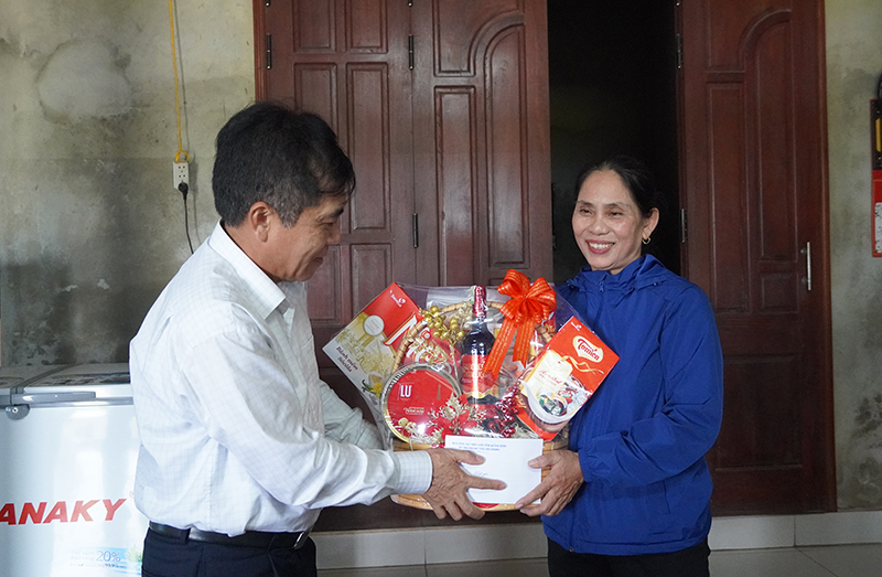 Đồng chí Phó Chủ tịch Thường trực UBND tỉnh Đoàn Ngọc Lâm tặng quà cho gia đình anh Bùi Cao Thế, thôn An Xá, xã An Thủy.