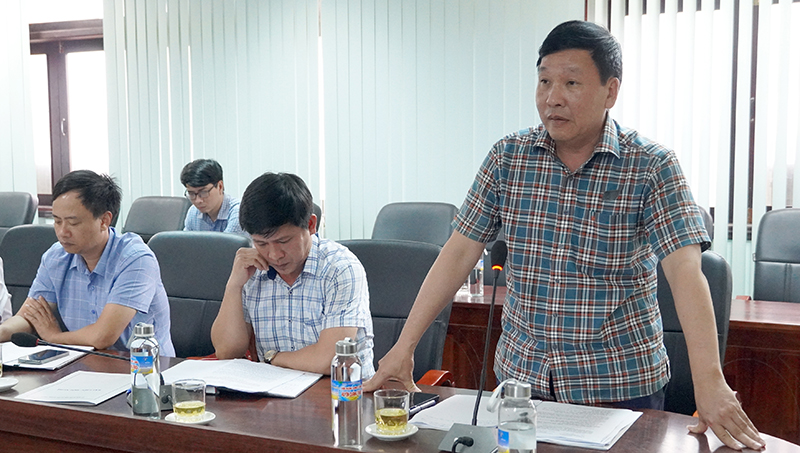 Lãnh đạo UBND huyện Quảng Trạch báo cáo tình hình thực hiện các nghị quyết