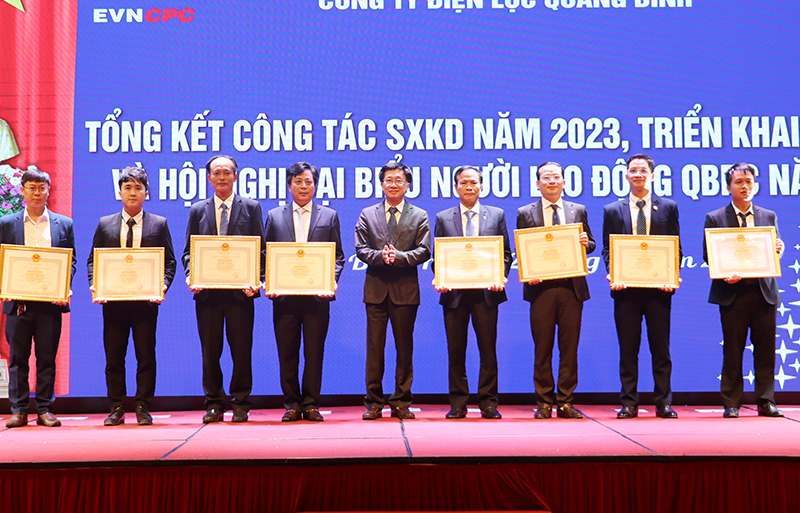 Đại diện lãnh đạo EVNCPC trao bằng khen của Uỷ ban quản lý vốn Nhà nước tại doanh nghiệp cho các tập thể, cá nhân của PC Quảng Bình.