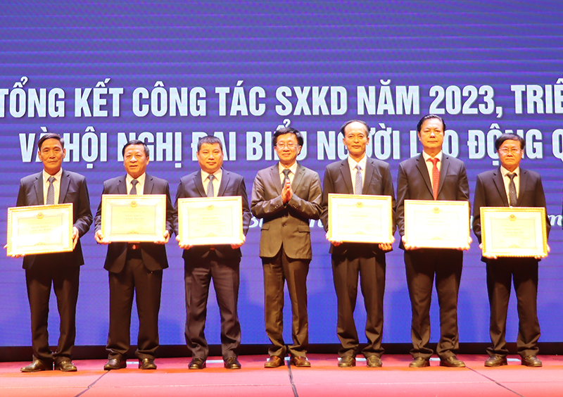 Đại diện lãnh đạo EVNCPC trao bằng khen của Tập đoàn Điện lực Việt Nam cho các tập thể, cá nhân của PC Quảng Bình.