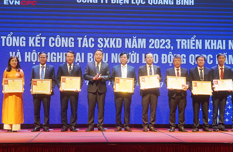 Đại diện lãnh đạo EVNCPC trao danh hiệu chiến sĩ thi đua cơ sở cho các cá nhân PC Quảng Bình.