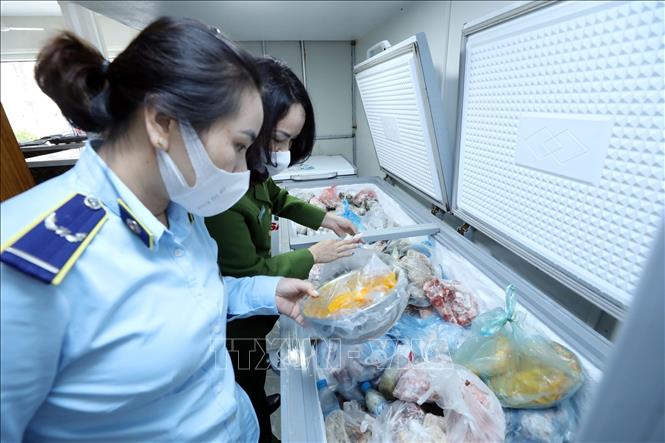 Lực lượng kiểm tra liên ngành vệ sinh an toàn thực phẩm tại tỉnh Lạng Sơn. Ảnh: Anh Tuấn/TTXVN