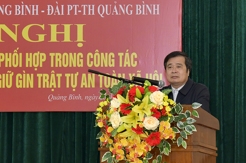 Tổng Biên tập Báo Quảng Bình Đinh Tùng Lâm phát biểu tại hội nghị