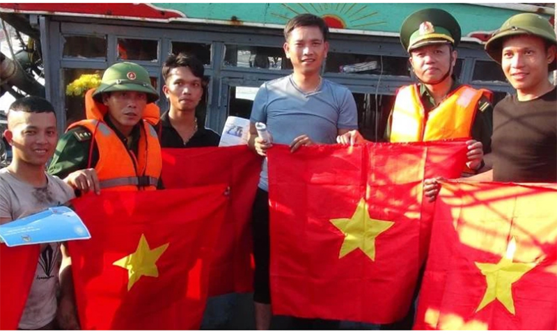 Bộ đội Biên phòng tỉnh Quảng Bình tặng cờ Tổ quốc cho ngư dân. (Ảnh minh họa)