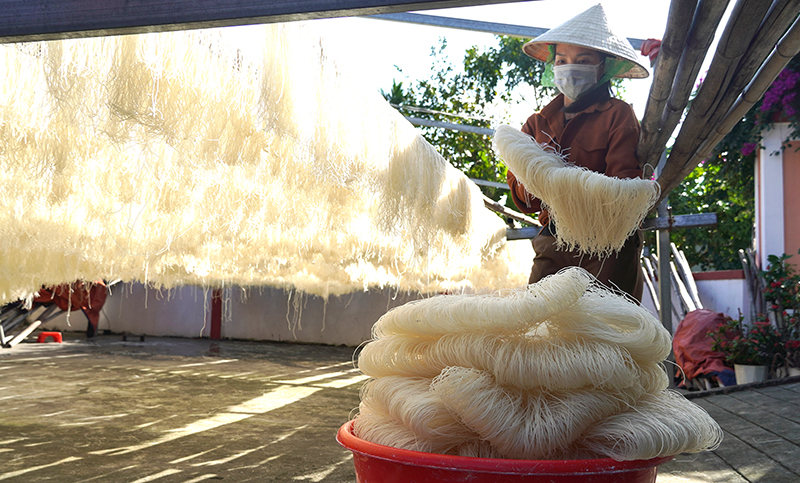 Cơ sở sản xuất miến gạo Đông Dương (xã Quảng Phương) tăng lượng sản xuất để phục vụ nhu cầu khách hàng vào dịp Tết.
