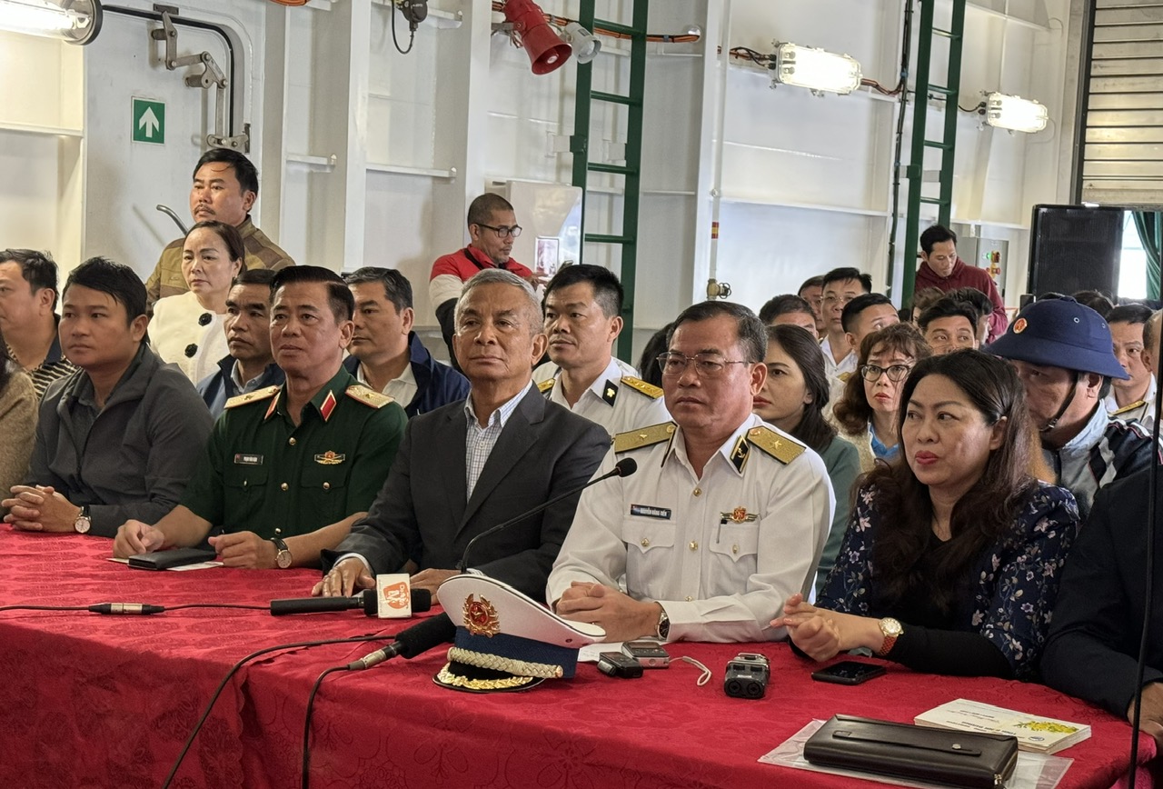 Đoàn công tác của Bộ Tư lệnh Vùng 3 Hải quân chúc Tết huyện dảo Cồn Cỏ bằng hình thức trực tuýen.