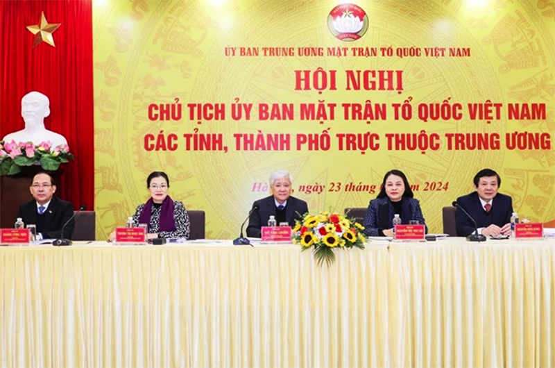 Bí thư Trung ương Đảng, Chủ tịch Ủy ban Trung ương Mặt trận Tổ quốc Việt Nam Đỗ Văn Chiến cùng các đồng chí trong Ban Thường trực Ủy ban Trung ương Mặt trận Tổ quốc Việt Nam chủ trì Hội nghị. (Ảnh: mattran.org)