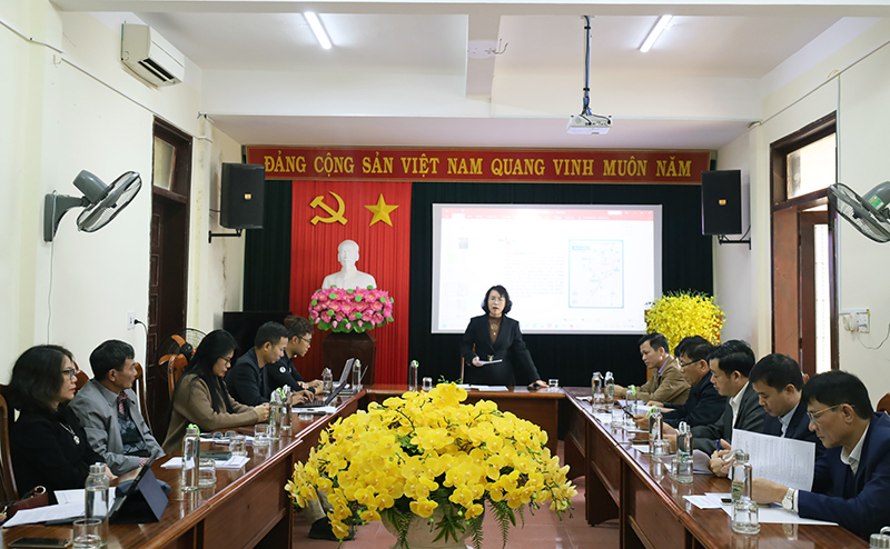 Đồng chí Nguyễn Thị Bích Thủy, Giám đốc Sở Văn hóa và Thể thao phát biểu tại cuộc họp. 