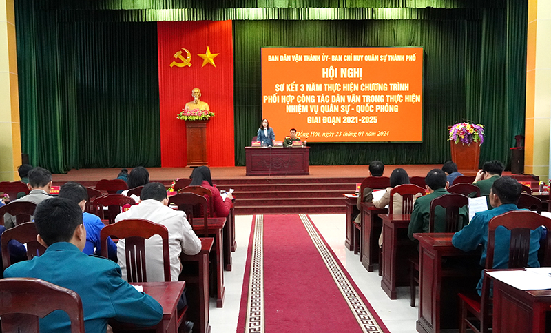 Đồng chí Trưởng ban Dân vận Thành ủy Đồng Hới Nguyễn Thị Nguyên và Chính trị viên Ban CHQS thành phố Trần Hiếu Minh chủ trì hội nghị.