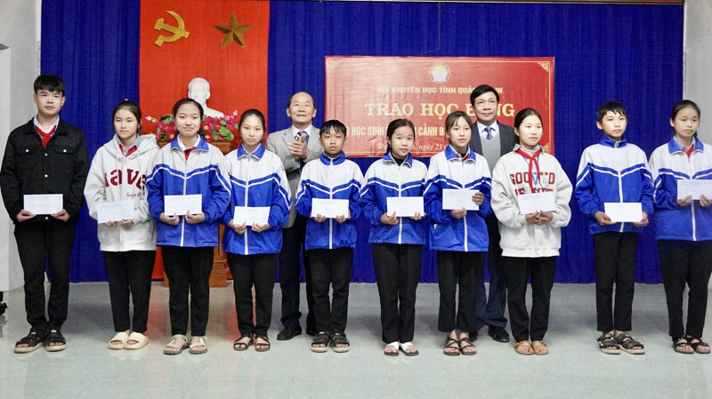 Đồng chí Phó Chủ tịch Thường trực HĐND tỉnh Nguyễn Công Huấn và lãnh đạo Hội Khuyến học tỉnh trao học bổng cho các học sinh.