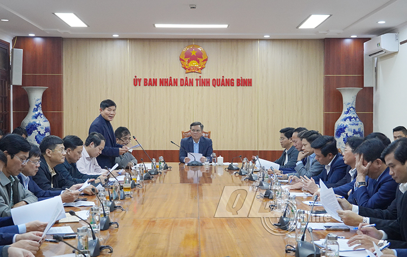 Đồng chí Giám đốc Sở GTVT Phạm Văn Năm báo cáo về công tác GPMB dự án.