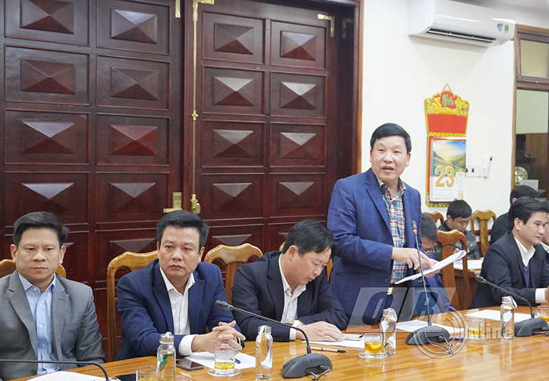Đồng chí Chủ tịch UBND huyện Quảng Trạch nêu những vướng mắc của địa phương trong GPMB.